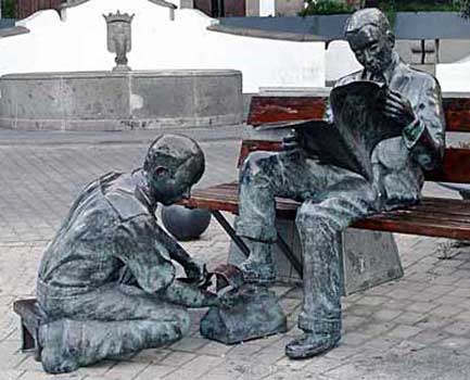 Telde, Plaza de San Gregorio. El limpiabotas, 2002 / Bronce