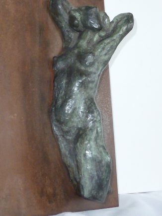 Torso en bronce de 28 cm, sobre plancha de acero cortén de 25 x 33 cm.