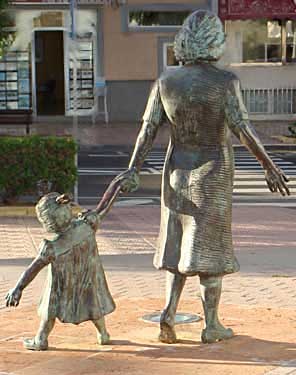 Vecindario. Madre con niño, 2003 / Bronce, Tamaño natural