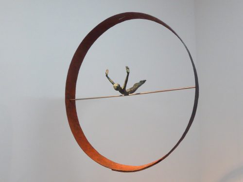 Acróbatas I. 2016. Figura de bronce en aro de hierro de barrica antigua. Aro, Ø 56 cm. Figura 21 cm 