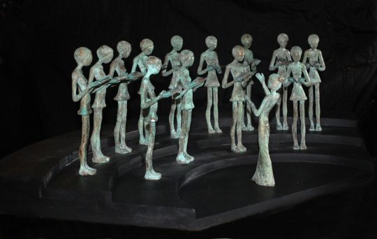 El Coro. / Figuras de bronce de 21 cm sobre madera 87 x 50 cm.